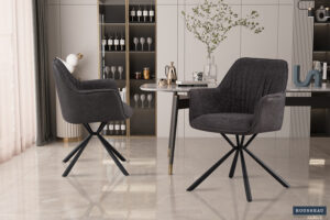 Een moderne eetkamer met twee Stoel 'Lucie' Bouclé Grijs Vloerkleed PU Lichtgrijs stoelen, een glazen tafel en planken met wijnflessen en glaswerk. De tafel wordt geaccentueerd door een vaas met decoratieve takken.