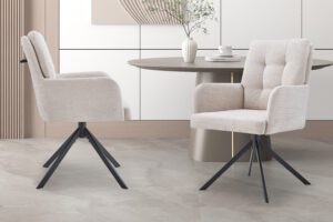 Twee 'Granada' Davis Bliss 75-03 Beige draaistoelen (set van 2) staan bij een ronde eettafel met een vaas en beker, waardoor een minimale, elegante kamer ontstaat in neutrale tinten met zachte verlichting.