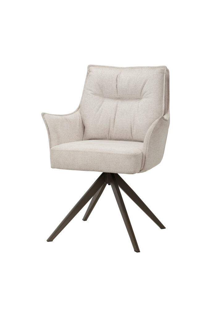 Set van 2 gebroken witte eetkamerstoelen met draaifunctie, met moderne bekleding, gebogen armleuningen, getufte rugleuningen en zwarte metalen onderstellen met vier poten, gefotografeerd tegen een witte achtergrond.