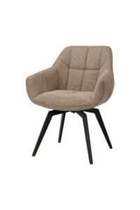 Een set van twee taupekleurige eetkamerstoelen met draaifunctie, met gestoffeerde stof, getufte rugleuningen, schuine armleuningen en vier zwarte, gespreide poten, tegen een witte achtergrond.
