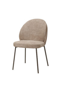 De eetkamerstoel Taupe/Beige zonder armleuning (set van 2) heeft een modern, armloos ontwerp met een rond gevulde rugleuning en zitting in lichtbeige stof, ondersteund door vier slanke, schuine donker afgewerkte metalen poten voor een strakke, eigentijdse look.