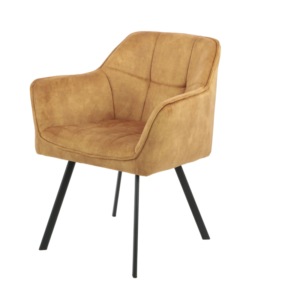 De Eetkamerstoel Emma | Velvet Yellow is een moderne fauteuil met zachte, fluweelgele bekleding, een gewatteerde zitting en rugleuning, schuine armleuningen en vier slanke, zwarte metalen poten, afgebeeld tegen een witte achtergrond.