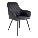 De Harbo eetkamerstoel is een set van 2 zwarte PU stoelen met een gewatteerde rugleuning met ruitpatroon, een gestoffeerde zitting en armen en vier schuine zwarte metalen poten.