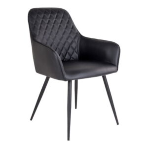 De Harbo eetkamerstoel is een set van 2 zwarte PU stoelen met een gewatteerde rugleuning met ruitpatroon, een gestoffeerde zitting en armen en vier schuine zwarte metalen poten.