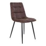 De Middelfart Dining Chair set heeft een donkerbruine bekleding van microvezel met gecapitonneerde, getufte zittingen en rugleuningen, aangevuld met vier slanke zwarte poten.