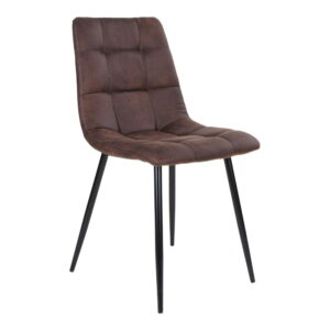 De Middelfart Dining Chair set heeft een donkerbruine bekleding van microvezel met gecapitonneerde, getufte zittingen en rugleuningen, aangevuld met vier slanke zwarte poten.
