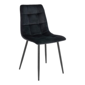 De Middelfart Dining Chair set bestaat uit zwart fluwelen stoelen met gecapitonneerde rugleuningen en zittingen met vierkant patroon, ondersteund door vier slanke zwarte metalen poten. (Set van 2).