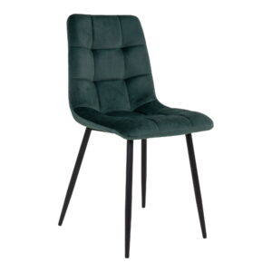 De Middelfart Dining Chair set bestaat uit twee stoelen in donkergroen fluweel met getufte zittingen en rugleuningen, elk voorzien van vier slanke zwarte metalen poten voor een eigentijdse minimalistische look.