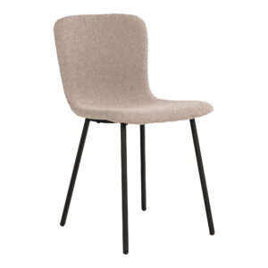 De Halden eetkamerstoel (set van 2) heeft een moderne beige bouclé gestoffeerde zitting en rugleuning, ondersteund door slanke zwarte poten (HN1233), tegen een witte achtergrond.