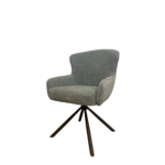 De Eetkamerstoel Hanna is een moderne, beige gestoffeerde fauteuil met armleuningen, met een gebogen rugleuning en zitting die ondersteund wordt door vier zwarte metalen poten in driepoot-stijl, afgebeeld tegen een witte achtergrond.