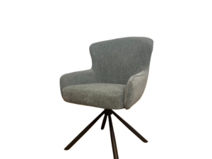 De Eetkamerstoel Hanna is een moderne, beige gestoffeerde fauteuil met armleuningen, met een gebogen rugleuning en zitting die ondersteund wordt door vier zwarte metalen poten in driepoot-stijl, afgebeeld tegen een witte achtergrond.