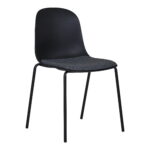 De Dining Chair, zwart, HN1264 (set van 2) heeft een minimalistisch ontwerp met een gebogen rugleuning, slanke metalen poten en een donkergrijze beklede zitting - modern en functioneel voor elke ruimte.