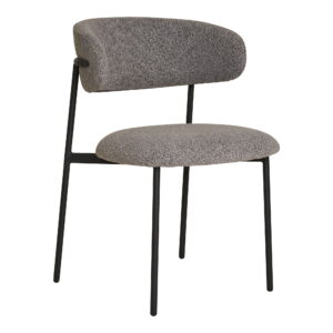 De Dining Eetkamerstoel, bouclé, lichtgrijs met zwarte poten, HN1268 (set van 2) heeft een moderne gebogen zitting en rugleuning in zachtgrijze stoffering op een strak zwart metalen frame met vier slanke poten.