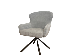 Eetkamerstoel Hanna in Ash Grey met armleuning, heeft een moderne grijze bekleding, gebogen rugleuning en armleuningen, en staat op een zwarte metalen onderstel met vier poten. De stoel is gefotografeerd tegen een witte achtergrond.