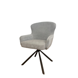 Eetkamerstoel Hanna in Ash Grey met armleuning, heeft een moderne grijze bekleding, gebogen rugleuning en armleuningen, en staat op een zwarte metalen onderstel met vier poten. De stoel is gefotografeerd tegen een witte achtergrond.