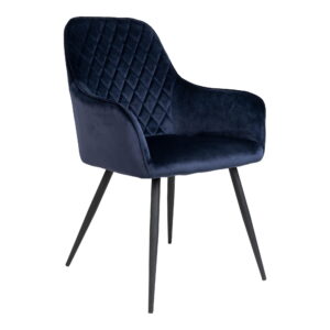De Harbo Dining Chair set bestaat uit twee blauw fluwelen stoelen met zwarte poten, met een diamant-gewatteerde rugleuning en gebogen armleuningen voor elegant comfort.