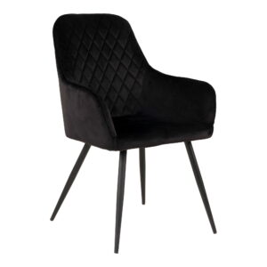 De Harbo eetkamerstoel is een set van 2 stoelen in zwart fluweel met zwarte poten, met stiksels in ruitpatroon op de rugleuning en slanke, schuine metalen poten voor een moderne look.