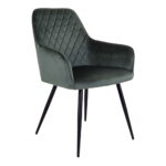 De Harbo Dining Chair set bestaat uit twee moderne stoelen van groen fluweel met diamant-gewatteerde rugleuningen, gebogen armleuningen en vier slanke zwarte metalen poten.