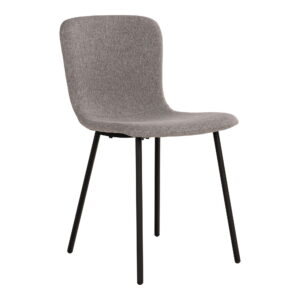 De Halden eetkamerstoel is een moderne eetkamerstoelenset (set van 2) met een gebogen, lichtgrijs gestoffeerde zitting en rugleuning, ondersteund door vier slanke zwarte poten.