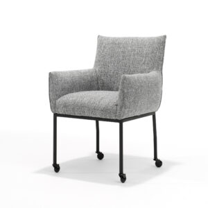 De Giant Eetkamerstoel is gemaakt van Oasis Grey-stof, heeft zwarte metalen poten en skatewielen aan elke poot, tegen een effen witte achtergrond.