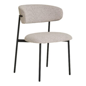 De Eetkamerstoel, bouclé, zand met zwarte poten, HN1267 (set van 2) heeft een moderne gebogen gestoffeerde rugleuning en zitting in zandkleurige stof op een eenvoudig zwart metalen frame met vier slanke poten.
