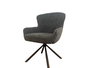 De Eetkamerstoel Hanna in antracietbruin heeft een modern design met armleuningen, een ronde rugleuning en vier schuin geplaatste metalen poten, hier afgebeeld tegen een effen witte achtergrond.
