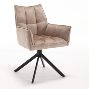 De Eetkamerstoel Dani | Velvet Beige is een moderne, lichtbruin gestoffeerde fauteuil met een gecapitonneerde zitting en rugleuning, voorzien van zwarte metalen poten met een vierpunts onderstel, afgebeeld tegen een witte achtergrond.