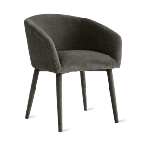 De Eetkamerstoel Nova - Bruin is een moderne, gestoffeerde eetkamerstoel met een gebogen rugleuning, vier rechte poten en zachte kussens. Het minimalistische ontwerp is afgewerkt met bruine stof voor een stijlvolle toevoeging aan elke kamer.