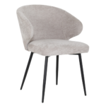 De Eetkamerstoel Pete - Stof Beige is een moderne accentstoel met lichtbeige bekleding, een gebogen rugleuning en vier slanke, zwarte metalen poten.