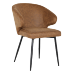 De Eetkamerstoel Pete - Microleder Cognac is een moderne stoel met een gebogen rugleuning en armleuningen, bekleed met cognackleurig microleder en voorzien van vier slanke, zwarte metalen poten.