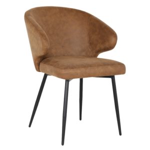 De Eetkamerstoel Pete - Microleder Cognac is een moderne stoel met een gebogen rugleuning en armleuningen, bekleed met cognackleurig microleder en voorzien van vier slanke, zwarte metalen poten.