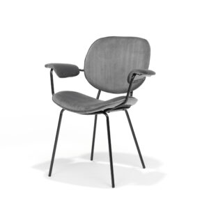 De Eetkamerstoel Leanne Zwart heeft een zitting, rugleuning en armleuningen die bekleed zijn met grijs velours en heeft slanke, zwarte metalen poten. De stoel heeft een minimalistische en eigentijdse uitstraling tegen een effen witte achtergrond.