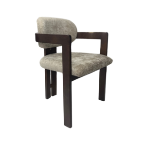 De DUBAI EETKAMERSTOEL ZB-5576 heeft bruine poten en een gewatteerde zitting en rugleuning bekleed met bruine stof. Het minimalistische ontwerp bestaat uit strakke lijnen, een moderne look en een stevig houten frame.