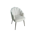 De ACCENT EETKAMERSTOEL ZB-5600 heeft een licht taupe Texere-bekleding, een geribbelde schelpvormige rugleuning en zwarte metalen poten, geïsoleerd afgebeeld op een witte achtergrond.