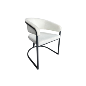 De EETKAMERSTOEL ACELYA -267- BLACK + WHITE VELVET-TEDDY is een moderne accentstoel met een gebogen, lichtgrijze gestoffeerde zitting en rugleuning, zwarte metalen poten en armleuningen, afgebeeld tegen een witte achtergrond.