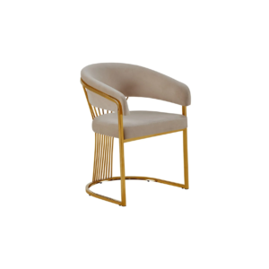 De EETKAMERSTOEL ACELYA VC806 GOLD + TAUPE is een moderne fauteuil met een gebogen, taupe gestoffeerde zitting en rugleuning, gouden metalen poten en framedetails aan de zijkanten en de rugleuning, afgebeeld tegen een effen witte achtergrond.