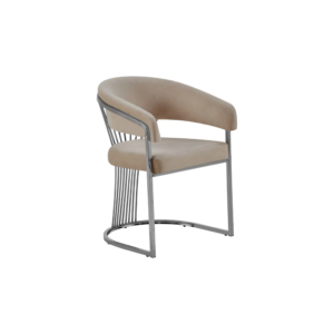 De EETKAMERSTOEL ACELYA VC806 SILVER + TAUPE is een moderne fauteuil met een gebogen, taupekleurige gestoffeerde zitting en rugleuning, geplaatst op een strak, zilverkleurig metalen frame met verticale stangen en een vrijdragende basis, afgebeeld tegen een witte achtergrond.