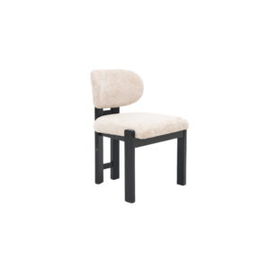 De DESIREY EETKAMERSTOEL ZB-5685 heeft een taupekleurige bekleding op de zitting en rugleuning en een strak design. De stoel staat op vier rechte, zwarte houten poten en een frame, afgebeeld tegen een witte achtergrond.