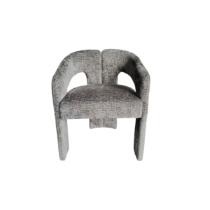 De EETKAMERSTOEL BARONI GREY is een moderne, grijs beklede accentstoel met gebogen armleuningen en een open rugleuning, afgebeeld tegen een witte achtergrond.