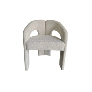 De EETKAMERSTOEL BARONI BEIGE GREY is een moderne accentstoel met een gebogen rugleuning, ronde armleuningen en een beige-grijze bekleding met structuur, afgebeeld tegen een effen witte achtergrond.