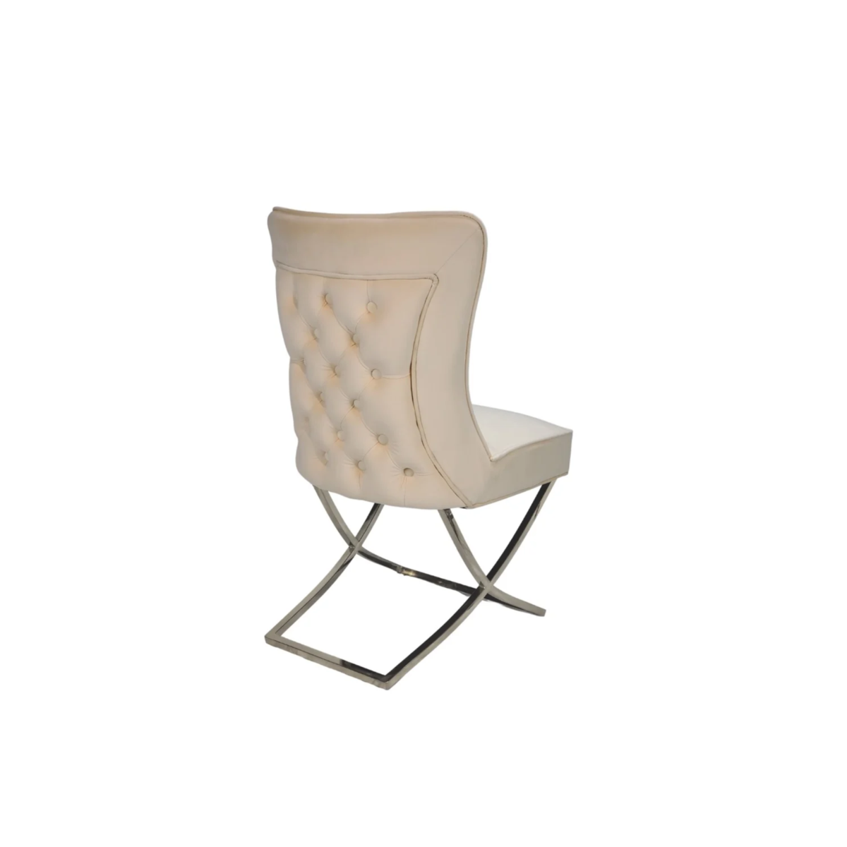 De CHAIR RIXOS 105 is voorzien van een crèmekleurige stoffen bekleding, een gecapitonneerde rugleuning en zilverkleurige poten, die vanaf de achterkant schuin afsteken tegen een witte achtergrond.