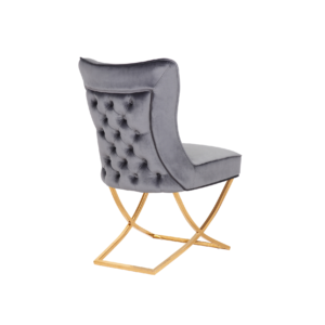 De STOEL RIXOS 105 is voorzien van een grijze stoffen bekleding met een gecapitonneerde rugleuning en zitting, gecombineerd met strakke, goudkleurige, gebogen poten. De stoel is schuin afgebeeld om zowel de rugleuning als de zijkanten te tonen.