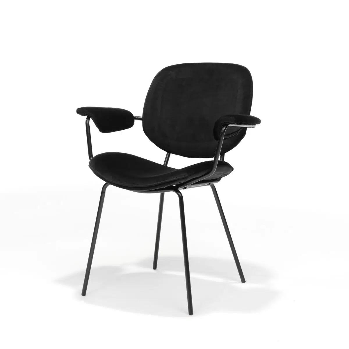 Zwarte stoel met armleuningen en kussens op een strak metalen frame. De stoel heeft een modern design met een afgeronde rugleuning en zitting, tegen een effen witte achtergrond.