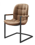 Een bruine fauteuil met kussens, een gewatteerd ontwerp en een zwart metalen frame. De stoel heeft een sledepoot en de armleuningen zijn bekleed met bijpassend bruin materiaal.