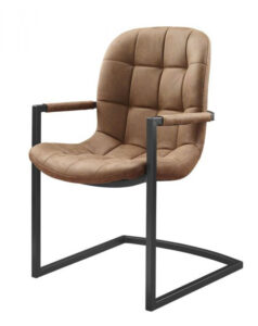 Een bruine fauteuil met kussens, een gewatteerd ontwerp en een zwart metalen frame. De stoel heeft een sledepoot en de armleuningen zijn bekleed met bijpassend bruin materiaal.