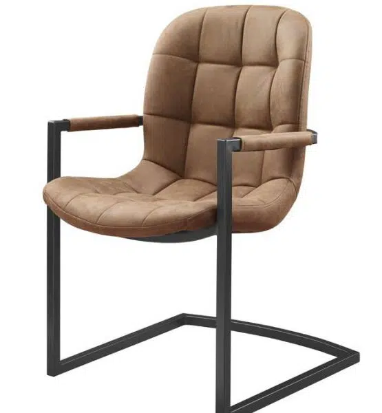 Een bruine fauteuil met kussens, een gewatteerd ontwerp en een zwart metalen frame. De stoel heeft een sledepoot en de armleuningen zijn bekleed met bijpassend bruin materiaal.
