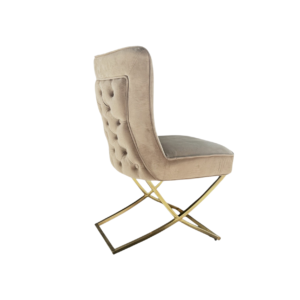 De STOEL RIXOS 105 GOUDEN POTEN + TAUPE CROCO heeft een modern taupekleurig fluwelen ontwerp met krokodillenmotief, een gecapitonneerde rugleuning en opvallende gouden metalen poten, die vanaf de zijkant tegen een witte achtergrond worden weergegeven.