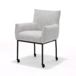 Een moderne, grijs gestoffeerde fauteuil met een zachte zitting en rugleuning op een zwart metalen frame. De stoel heeft vier poten met wieltjes voor mobiliteit, geschikt voor gebruik op kantoor of thuis. Het ontwerp is eenvoudig en eigentijds.