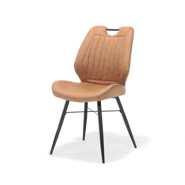 Een bruine, gestoffeerde stoel met een gebogen rugleuning en verticale stiksels, met een uitgesneden handgreep aan de bovenkant. De stoel heeft zwarte, slanke metalen poten die naar buiten staan, wat hem een modern, minimalistisch design geeft.