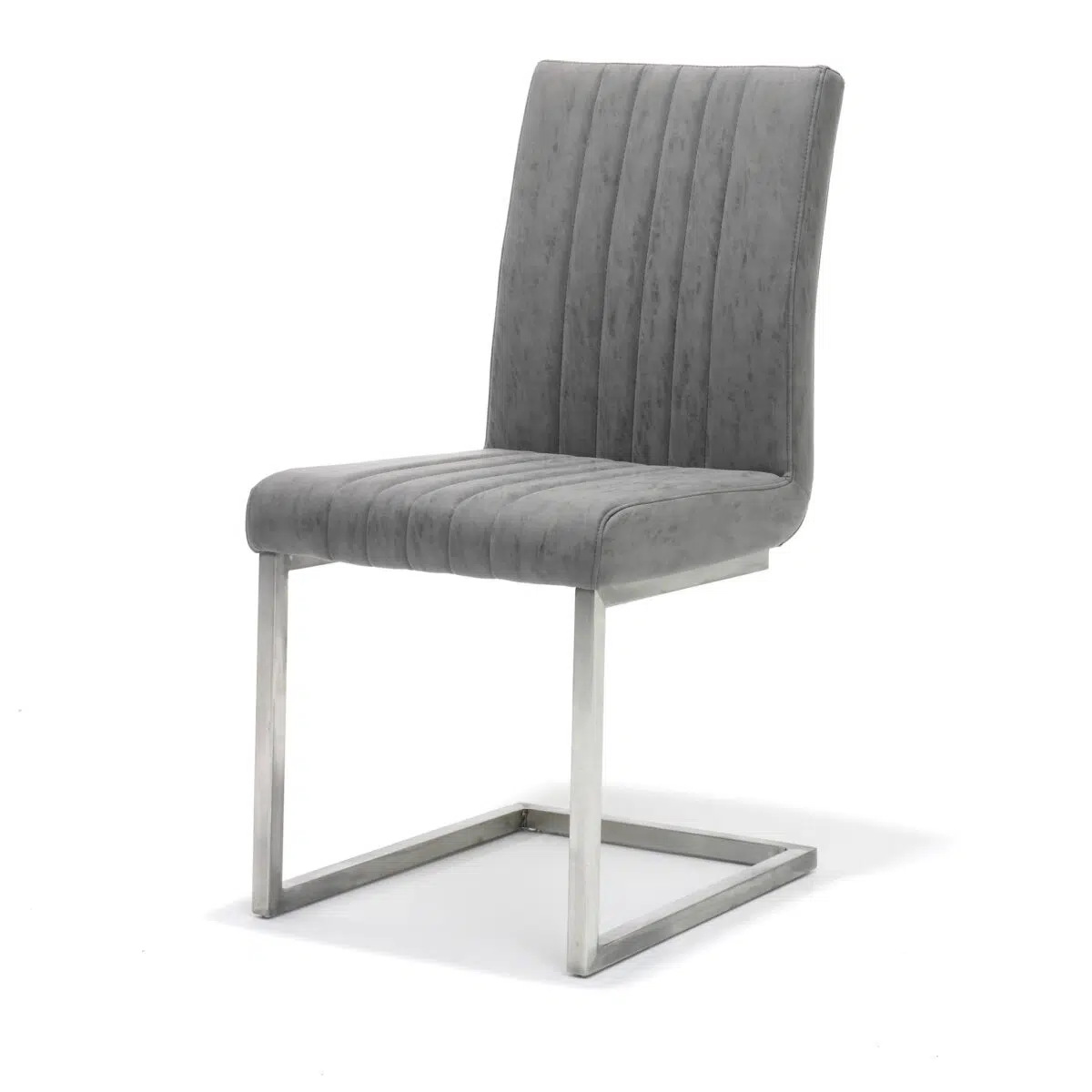 Een moderne eetkamerstoel met een grijs gestoffeerde, verticaal gestikte rugleuning en zitting. Hij heeft een strak, zwevend metalen frame met een rechthoekige voet. Het ontwerp combineert stijl en comfort.